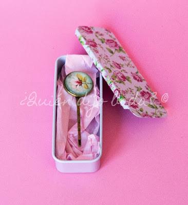 Caja metálica con estampado de flores vintage y horquilla sobre papel de seda Caja metálica con estampado de flores vintage y horquilla sobre papel de seda