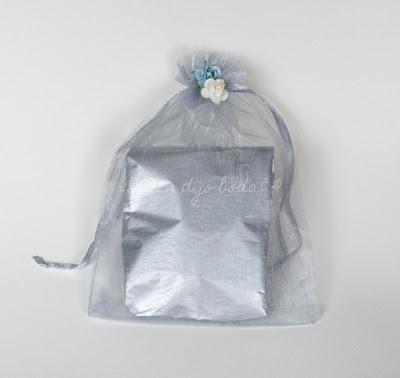 Bolsa de organza para regalo con papel de seda en el mismo color y flores