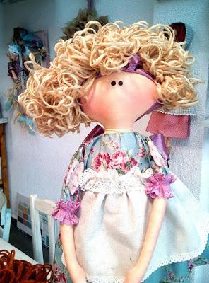 Rubia o pelirroja, sentada o de pie, Mildred, siempre div...