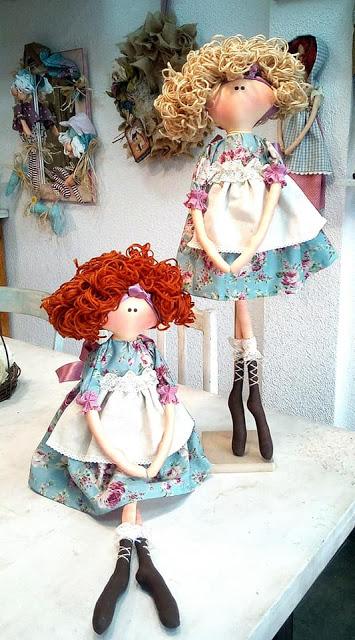 Rubia o pelirroja, sentada o de pie, Mildred, siempre div...