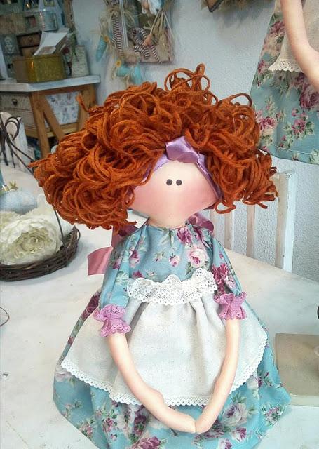 Rubia o pelirroja, sentada o de pie, Mildred, siempre div...