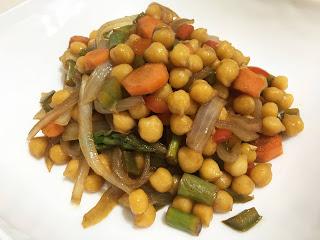 Garbanzos rehogados con verduras y salsa de café