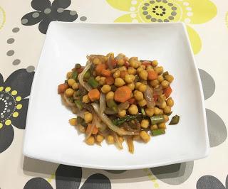 Garbanzos rehogados con verduras y salsa de café
