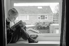 Niño leyendo en su rincón de lectura