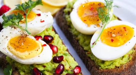 Top 7 desayunos fitness ricos en proteínas, saludables y energéticos Huevos con aguacate