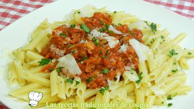 Cómo hacer macarrones con salsa de tomate y atún