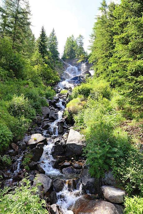 Small-waterfall-along-Val-di-Fumo-hike-in-Italy.jpg.optimal ▷ Val di Fumo - Espectacular caminata en Trentino, Italia
