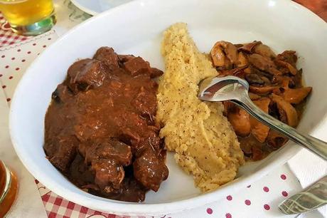 Polenta-e-cinghiale-polenta-with-a-wild-boar-stew-and-mushrooms-traditional-dish-in-Trentino-region-in-Italy.jpg.optimal ▷ Val di Fumo - Espectacular caminata en Trentino, Italia