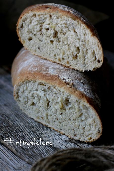 Pan de aceitunas, cebolla y puerro