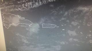 Lluvias por vaguada al Noroeste y nubosidad que entra desde el Este.