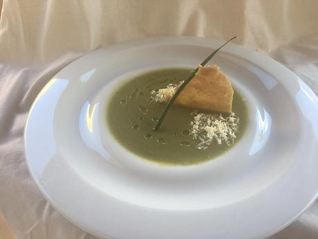 Crema de kale con calabacín, crujiente de gofio y queso ahumado