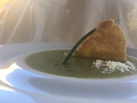 Crema de kale con calabacín, crujiente de gofio y queso ahumado