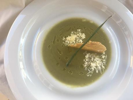 Crema de kale con calabacín, crujiente de gofio y queso ahumado