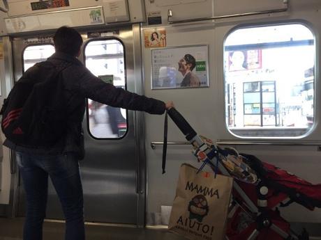 ▷ Cómo llegar al metro de Tokio … El león no es tan feroz como la pintura. Fotos-del-metro-de-Tokio-Vero-y-Oriol-en-el-carro-1 ▷ Cómo llegar al metro de Tokio ... El león no es tan feroz como la pintura.