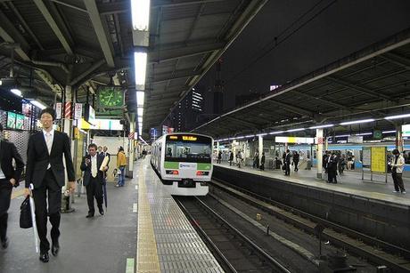 Tren-de-la-Yamanote-Line ▷ Cómo llegar al metro de Tokio ... El león no es tan feroz como la pintura.