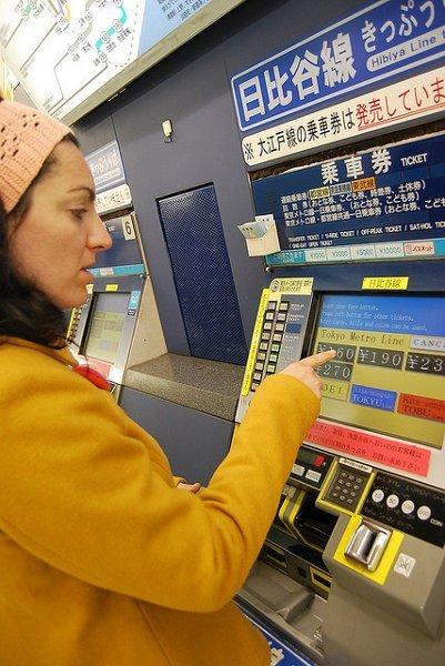 Vero-comprando-un-billete-de-metro-en-Tokio ▷ Cómo llegar al metro de Tokio ... El león no es tan feroz como la pintura.