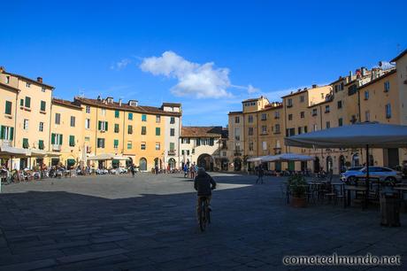 Que ver en Pisa y Lucca en un día (desde Florencia) plaza-del-anfiteatro-de-lucca Que ver en Pisa y Lucca en un día (desde Florencia)
