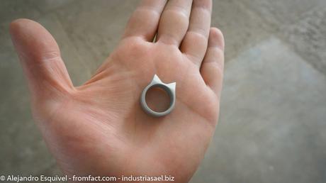 Le hice un Anillo a mi novia para el 14 de febrero anillo defensa personal gris