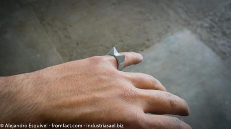 Le hice un Anillo a mi novia para el 14 de febrero anillo defensa personal gris