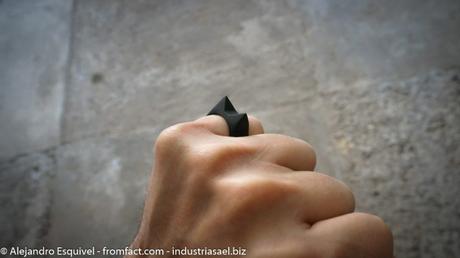 Le hice un Anillo a mi novia para el 14 de febrero anillo defensa personal negro