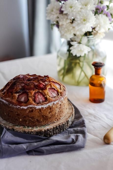 Bizcocho de avellanas y fresas .