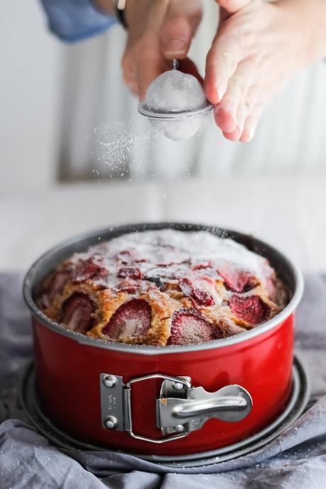 Bizcocho de avellanas y fresas .