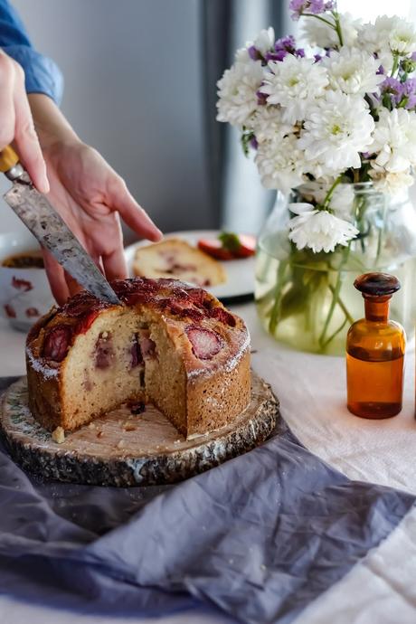 Bizcocho de avellanas y fresas .