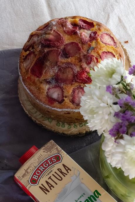Bizcocho de avellanas y fresas .