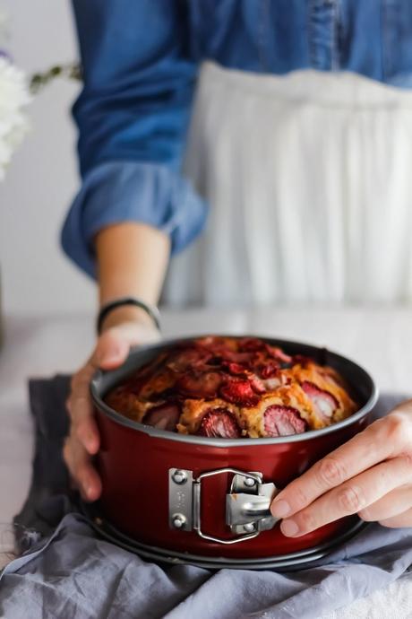 Bizcocho de avellanas y fresas .