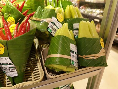 Este supermercado sustituye los envases plásticos de las verduras por hojas de bananero