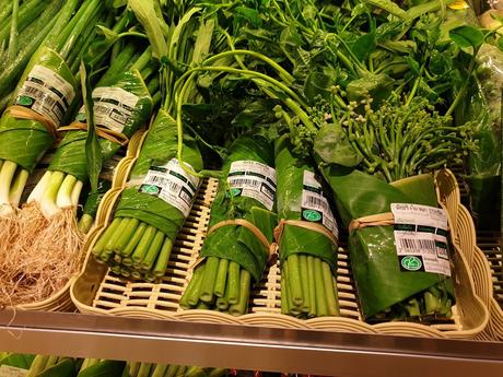 Este supermercado sustituye los envases plásticos de las verduras por hojas de bananero