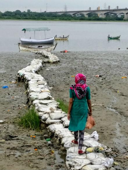 Hacer locuras por viajar mujer-bharuch