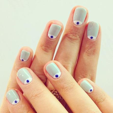 ¿Qué es la manicura francesa invertida o uñas de media luna? | Tendencias manicura francesa invertida o uñas de media luna