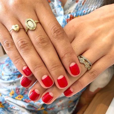 ¿Qué es la manicura francesa invertida o uñas de media luna? | Tendencias manicura francesa invertida o uñas de media luna