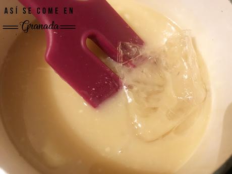 Cúpula de mousse de chocolate con cobertura espejo marmolada Cúpula de mousse de chocolate con cobertura espejo marmolada