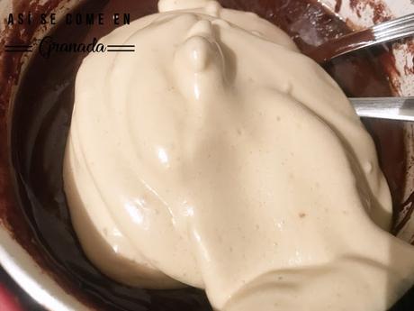 Cúpula de mousse de chocolate con cobertura espejo marmolada Cúpula de mousse de chocolate con cobertura espejo marmolada