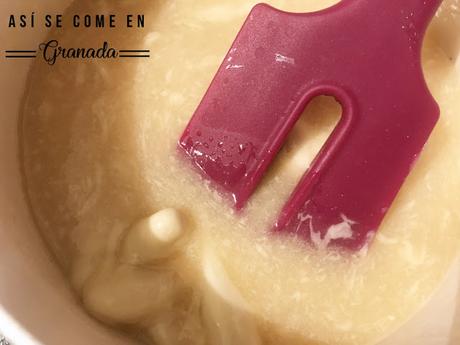 Cúpula de mousse de chocolate con cobertura espejo marmolada Cúpula de mousse de chocolate con cobertura espejo marmolada