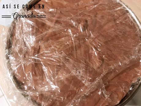 Cúpula de mousse de chocolate con cobertura espejo marmolada Cúpula de mousse de chocolate con cobertura espejo marmolada