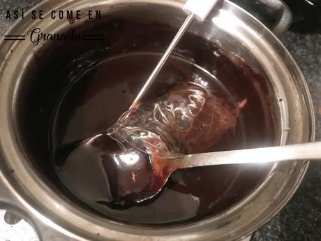 Cúpula de mousse de chocolate con cobertura espejo marmolada Cúpula de mousse de chocolate con cobertura espejo marmolada