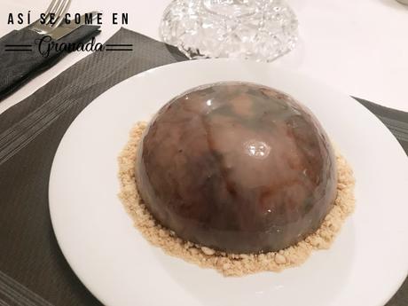 Cúpula de mousse de chocolate con cobertura espejo marmolada Cúpula de mousse de chocolate con cobertura espejo marmolada