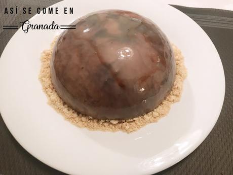 Cúpula de mousse de chocolate con cobertura espejo marmolada