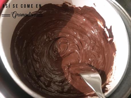 Cúpula de mousse de chocolate con cobertura espejo marmolada Cúpula de mousse de chocolate con cobertura espejo marmolada