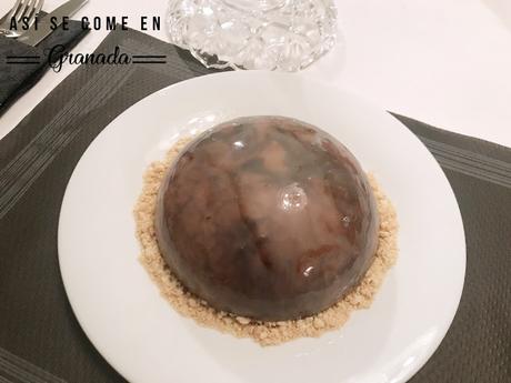 Cúpula de mousse de chocolate con cobertura espejo marmolada Cúpula de mousse de chocolate con cobertura espejo marmolada