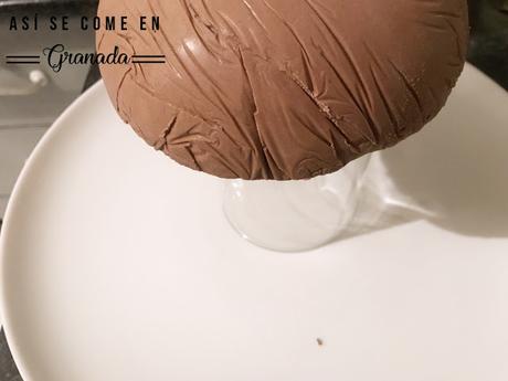 Cúpula de mousse de chocolate con cobertura espejo marmolada