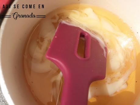 Cúpula de mousse de chocolate con cobertura espejo marmolada Cúpula de mousse de chocolate con cobertura espejo marmolada