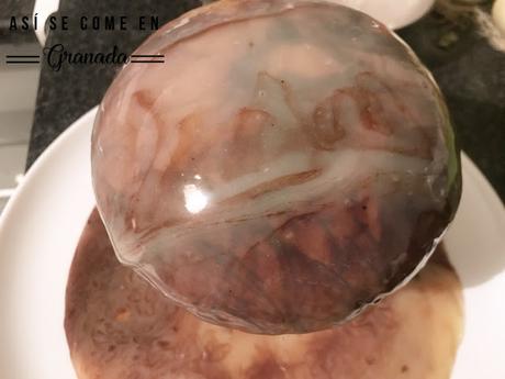 Cúpula de mousse de chocolate con cobertura espejo marmolada Cúpula de mousse de chocolate con cobertura espejo marmolada