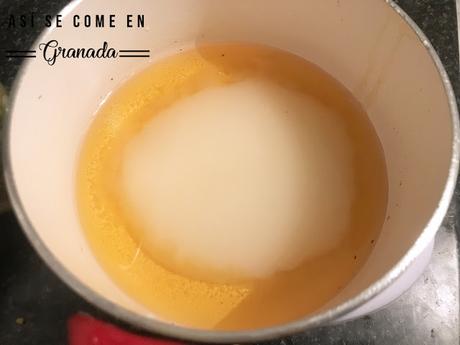 Cúpula de mousse de chocolate con cobertura espejo marmolada Cúpula de mousse de chocolate con cobertura espejo marmolada