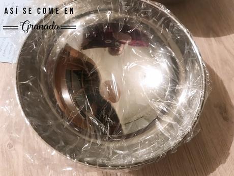 Cúpula de mousse de chocolate con cobertura espejo marmolada Cúpula de mousse de chocolate con cobertura espejo marmolada