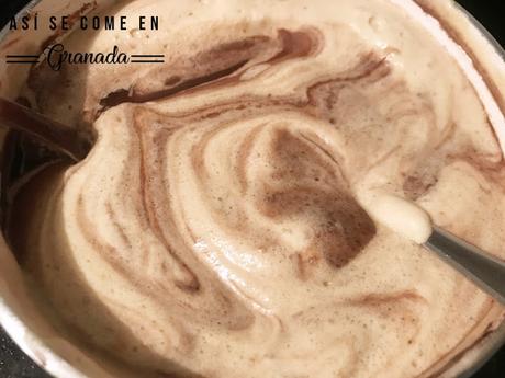 Cúpula de mousse de chocolate con cobertura espejo marmolada Cúpula de mousse de chocolate con cobertura espejo marmolada