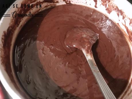 Cúpula de mousse de chocolate con cobertura espejo marmolada Cúpula de mousse de chocolate con cobertura espejo marmolada